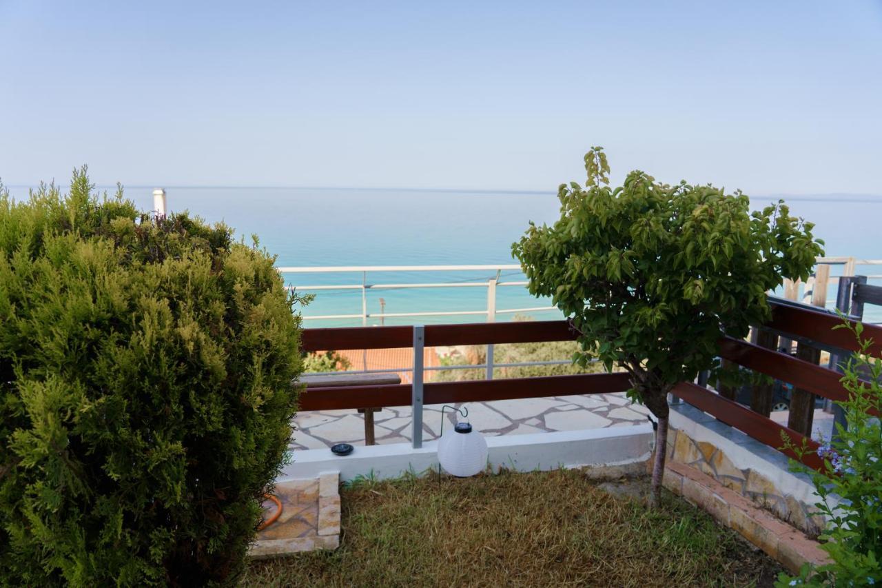 Ferienwohnung Loutsa By The Sea Exterior foto